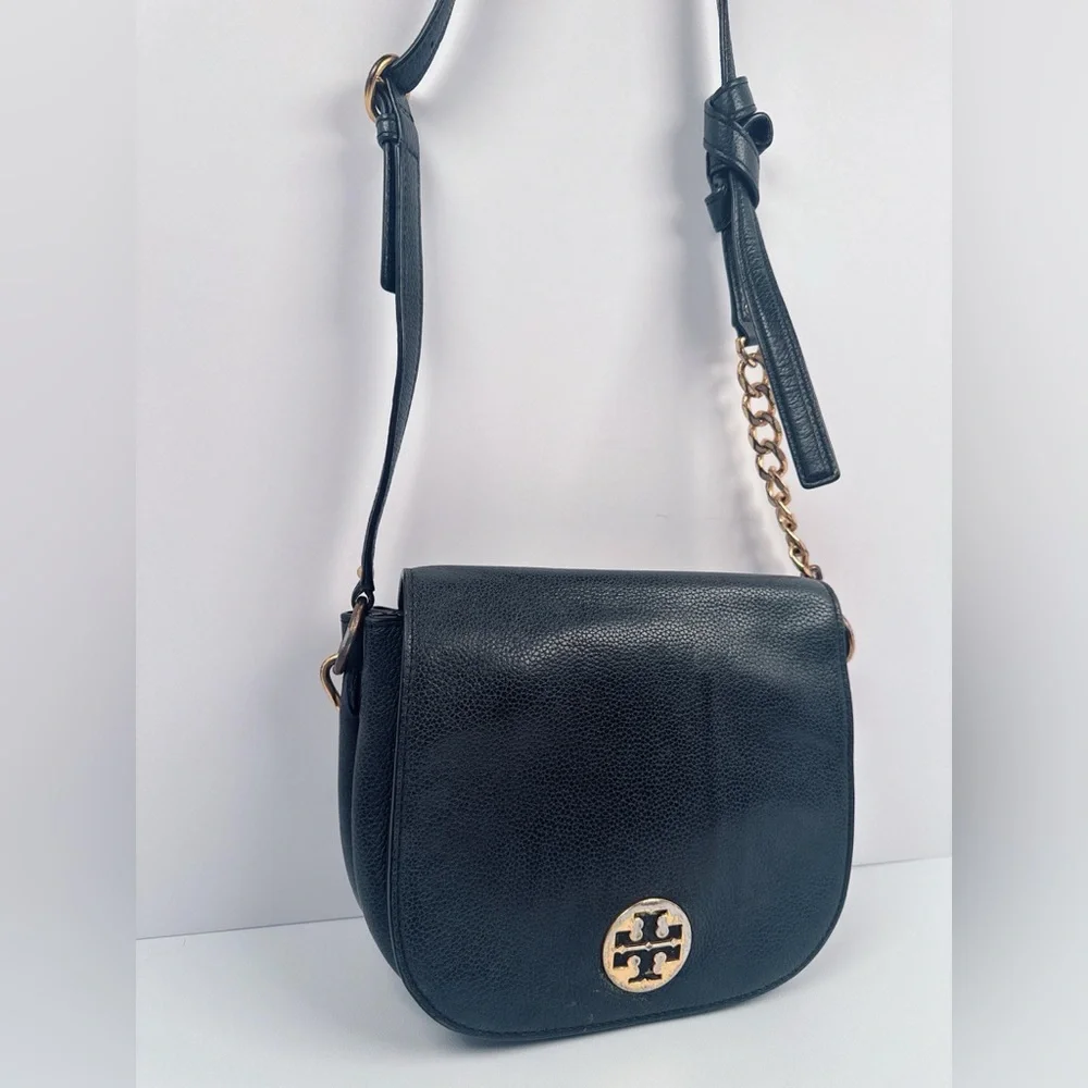 Tory Burch Everly Leather Flap Saddle Bag In Black